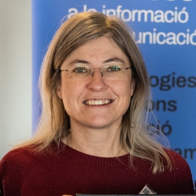 Mujer mediana edad. Lleva gafas. Melena por debajo de los hombros