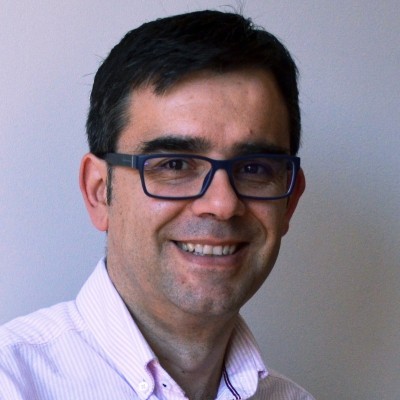 Hombre mediana edad. Lleva gafas. Pelo corto negro.