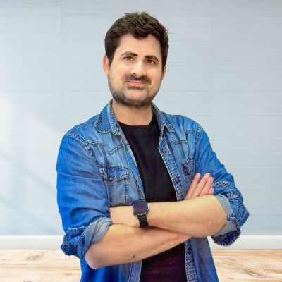 Hombre. Con barba. Pelo corto negro.